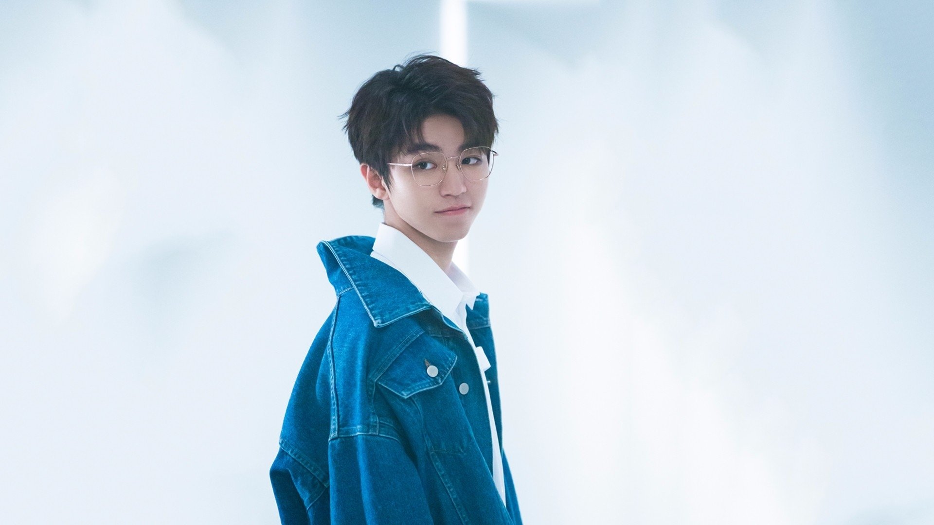 米兰体育官网-佛罗伦萨险胜卡利亚里，主场球迷欢呼，弗罗伦萨对卡利亚里